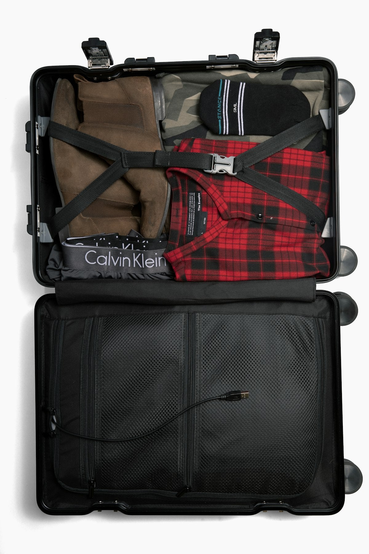 Maleta de viaje abierta con ropa organizada