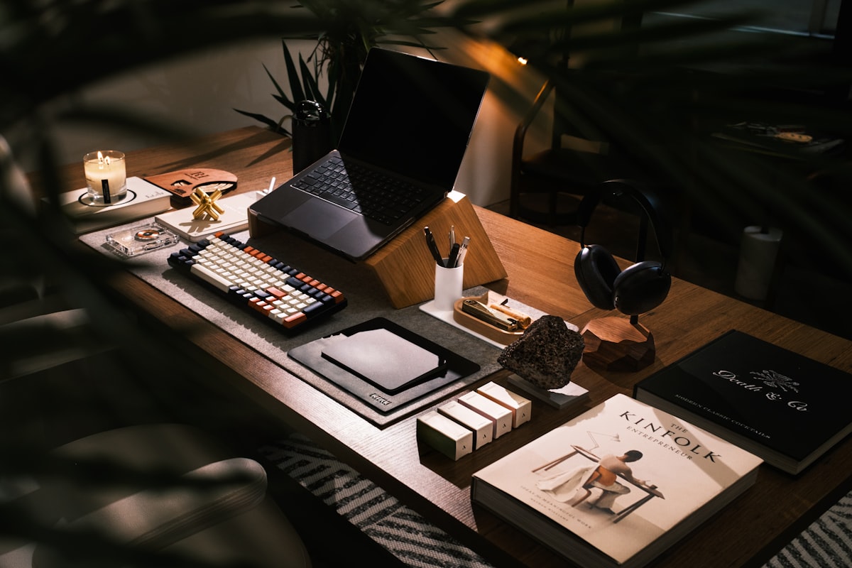 Escritorio de trabajo con laptop